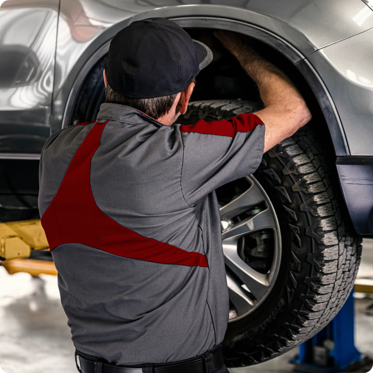 mechanic wearing red kap SX46 workshirt mechanic wearing red kap SX46 workshirt